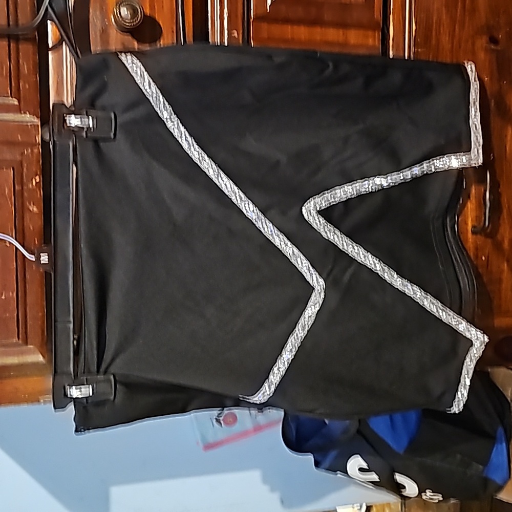!!.         Ladies size 6 skirt.            Tote 2W